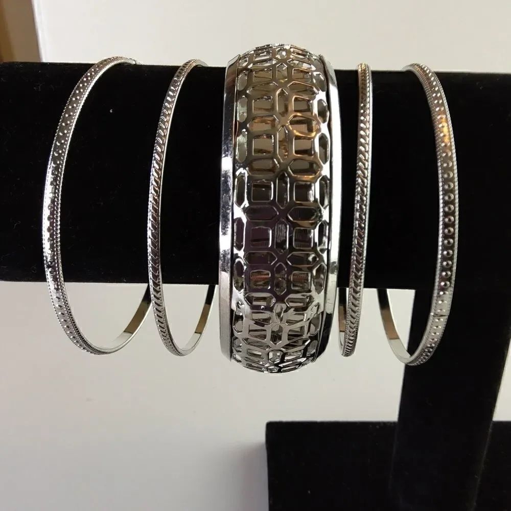 Fashion jewelry silvertone 4 piece bangle bracelet set